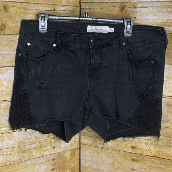 TORRID BLACK DISTRESSED STRETCH CUT OFF LACE CONCERT FESTIVAL EVERYDAY SHORTS - Picture 1 of 3